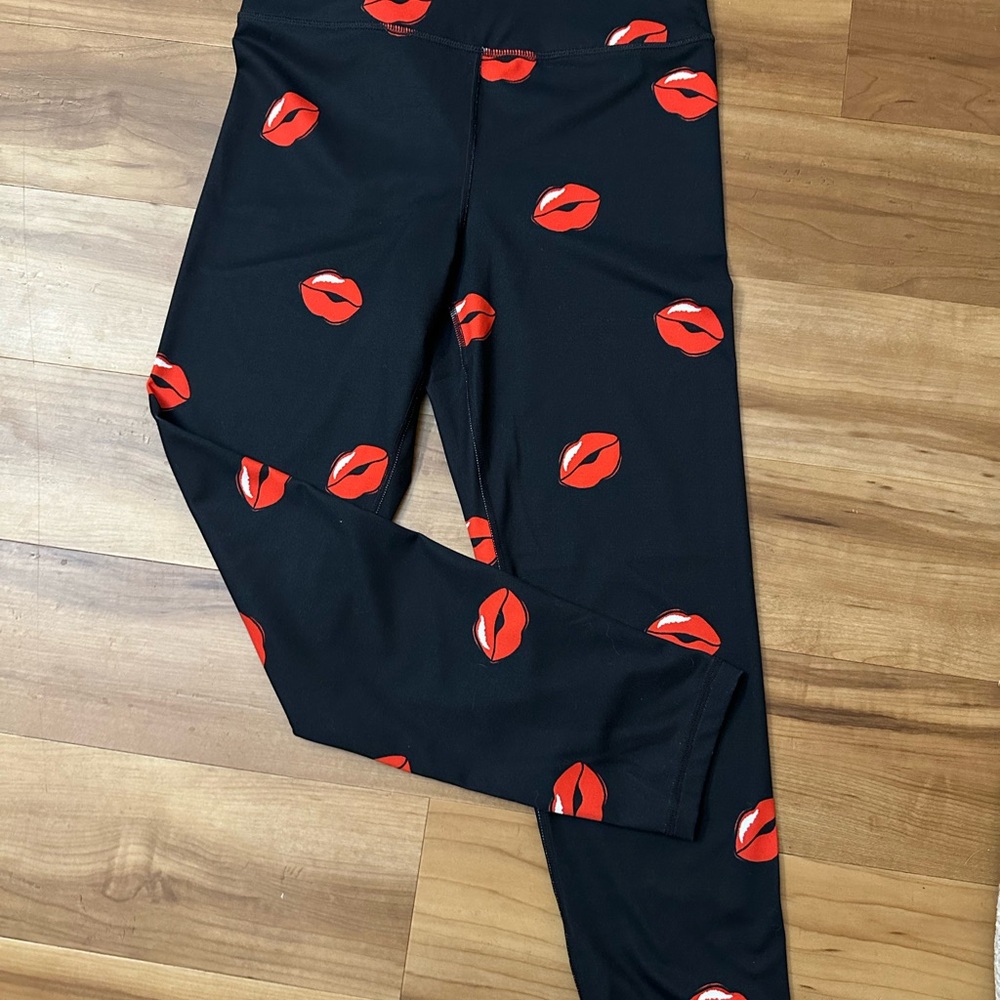 Soft Walk Pop Red Lips Yoga Pants